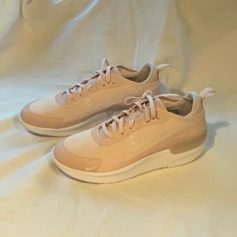 Women’s Nike amixa pale pink tennis shoes sz 8.5